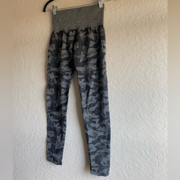 NVGTN Camo Seamless Contour Leggings Black Grey ~ Size Small - Picture 5 of 10